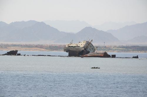 sea wreck ship