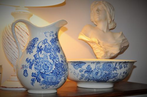 set of toiletries porcelain romanticism
