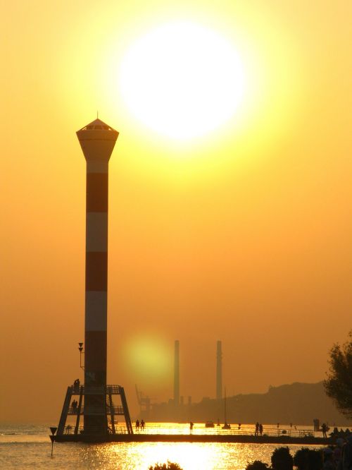 setting sun lighthouse elbe