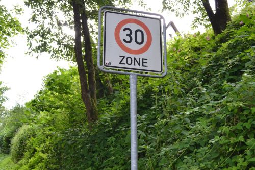 shield speed limitation street sign