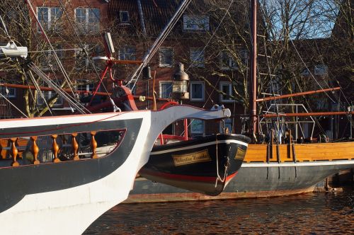 ship port lifeboat