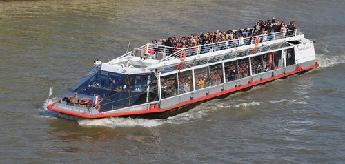 ship  tourists  seine