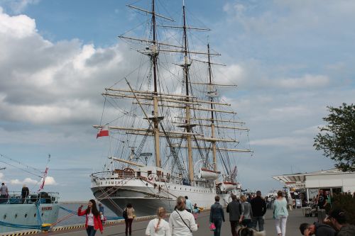 ship gdynia the coast