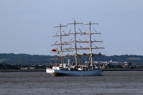 ship sails masts