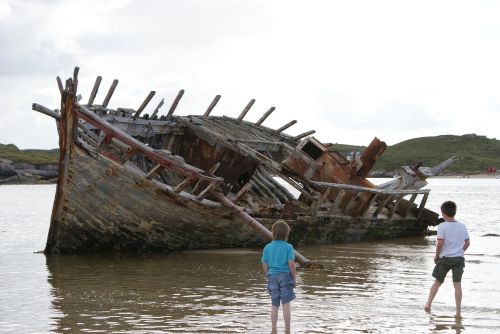 shipwreck boat sea
