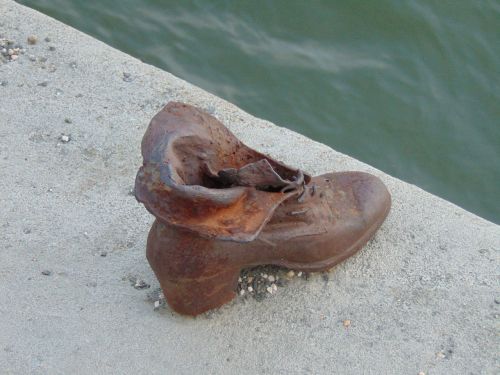 shoe danube embankment holocaust