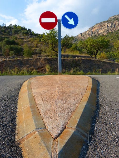 signals divide road