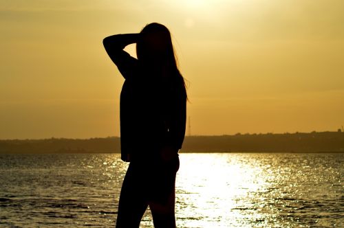 silhouette woman sea