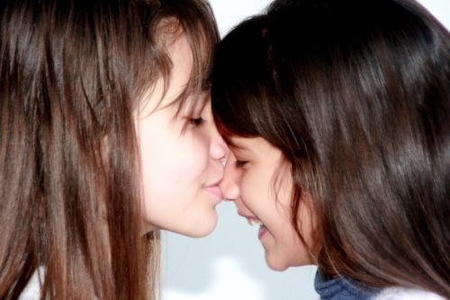 sisters love kiss