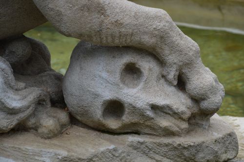 skull statue italy