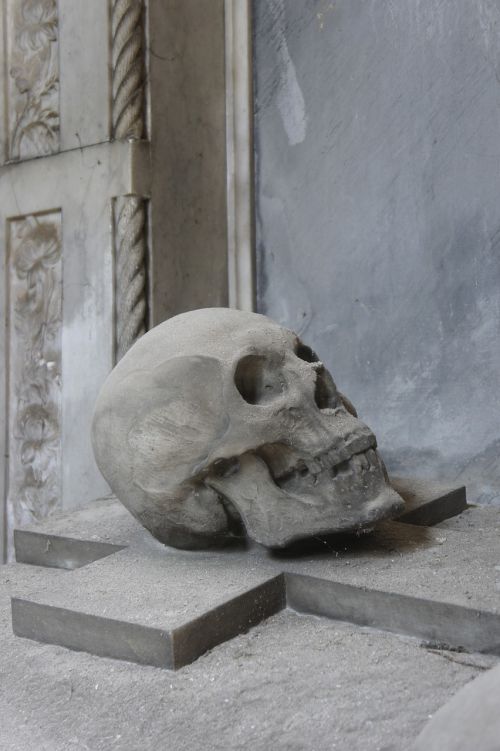 skull sculpture stone