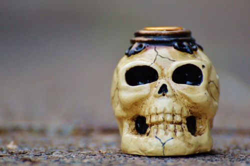skull and crossbones creepy halloween