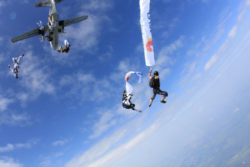 sky skydiving parachutes