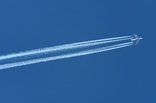 sky airliner condensation trails