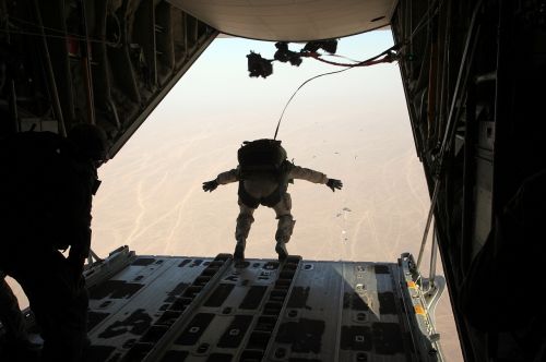 skydiver parachuting free fall