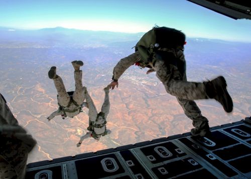 skydiver parachuting free fall