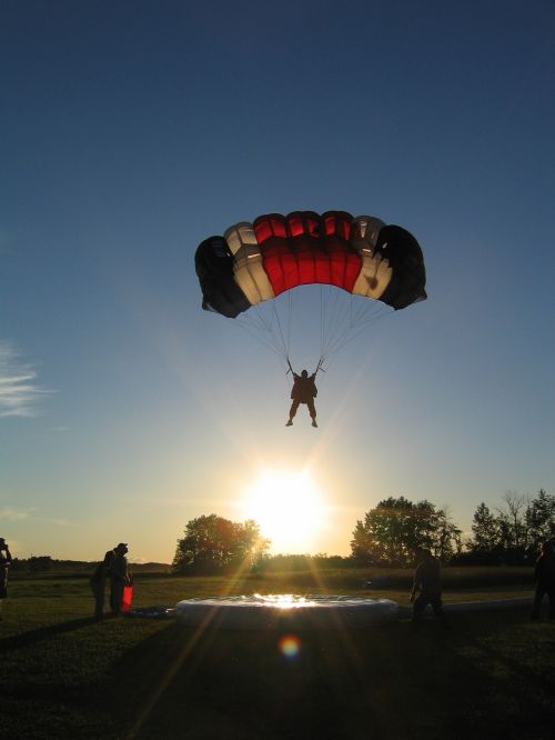 skydiving parachute parachutist