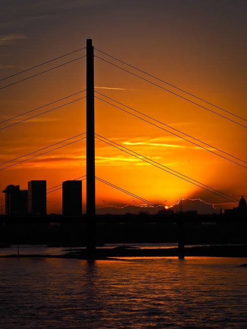 skyline düsseldorf river