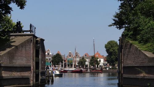 sluis holland boat