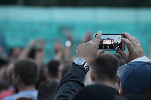 smartphone  concert  people