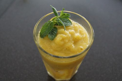 smoothie fruit mango