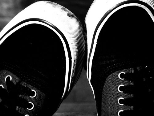 sneakers foot black