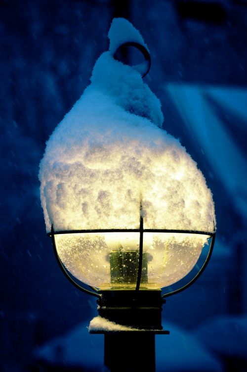 snow lamppost winter