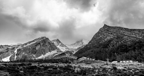 snow mountain black and white plateau