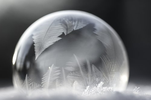 soap bubble  eiskristalle  winter