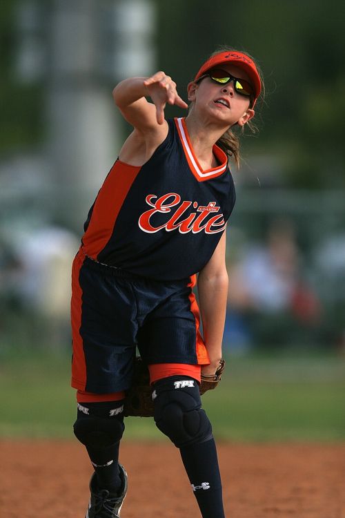 softball player throwing