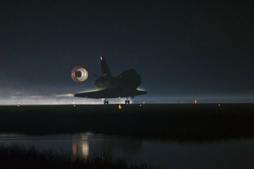 space shuttle atlantis landing drag chute deployed