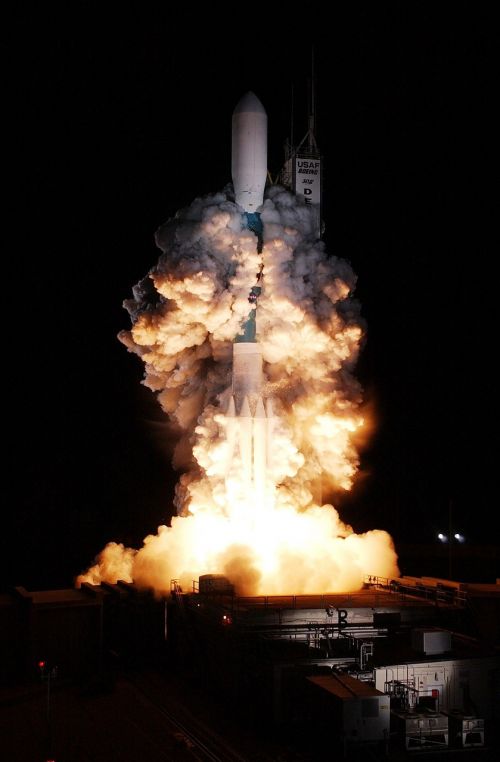 spacecraft liftoff smoke