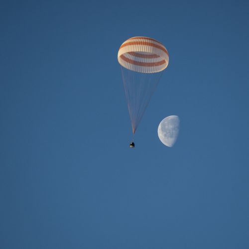 spacecraft landing soyuz