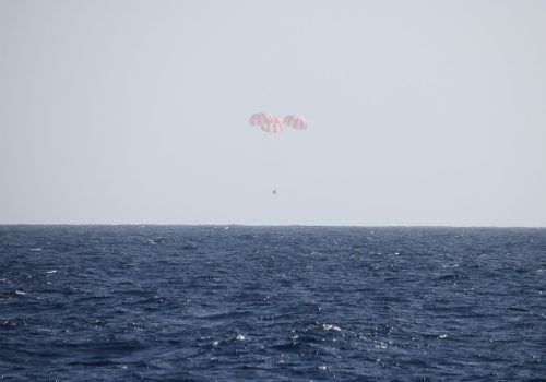 spacecraft landing chutes