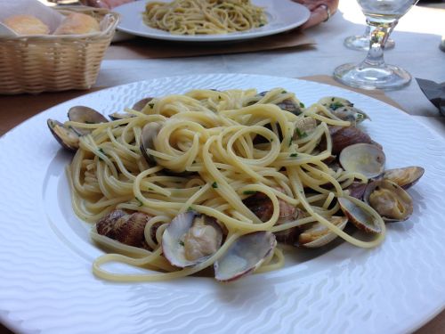 spaghetti clams dish
