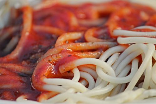 spaghetti tomato sauce eat