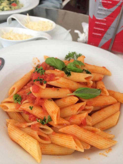 spaghetti tomatoes food