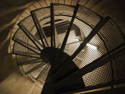 spiral staircase descent gradually