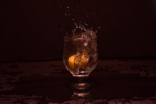 splash glass lemon
