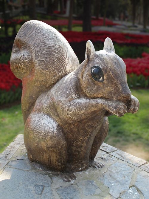 squirrel sculpture holzfigur