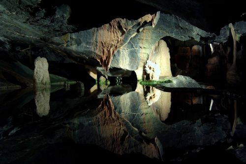 stalactites cave stalagmites