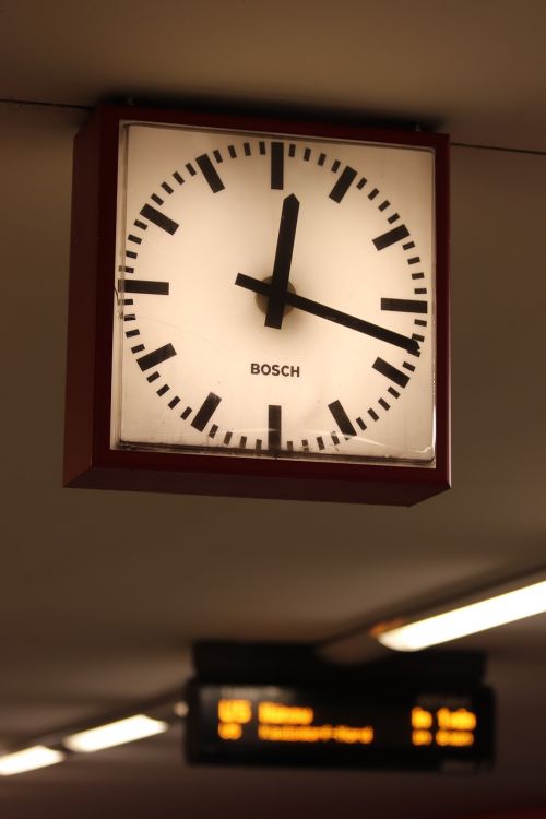 station clock clock time indicating