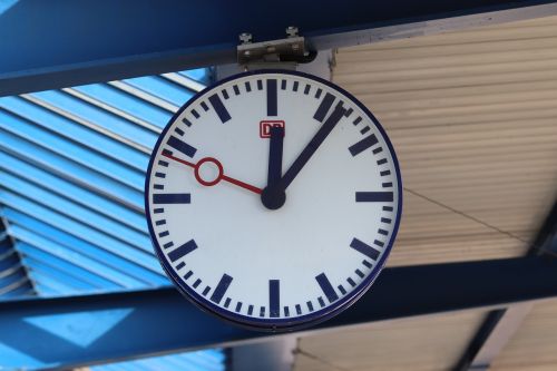 station clock clock time indicating