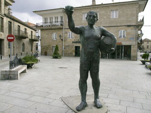 bronze statue plaza orense