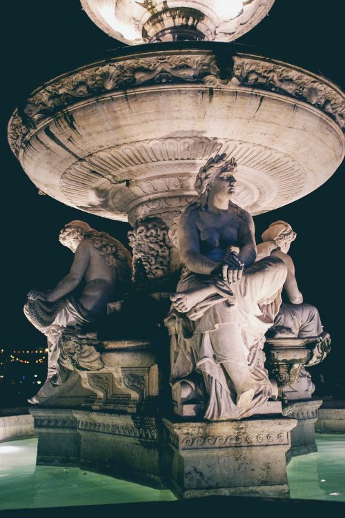 statue fountain budapest