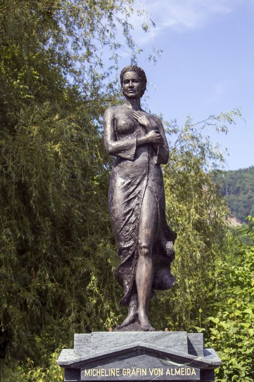 statue countess micheline