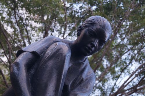statue women park