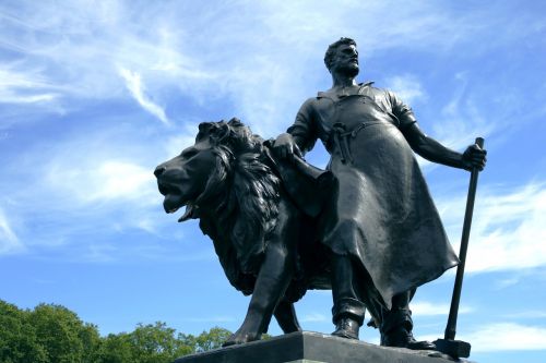 statue london lion