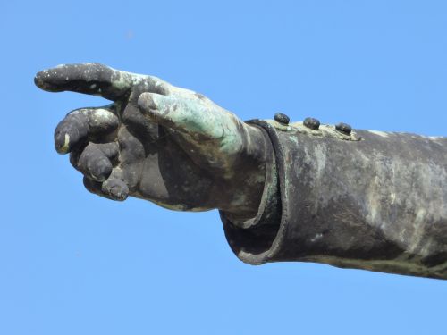 statue bronze hand