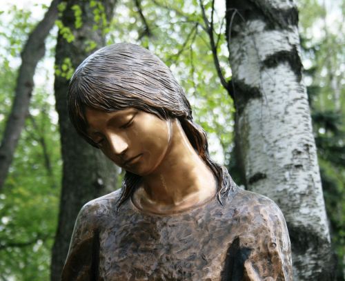 statue bronze girl